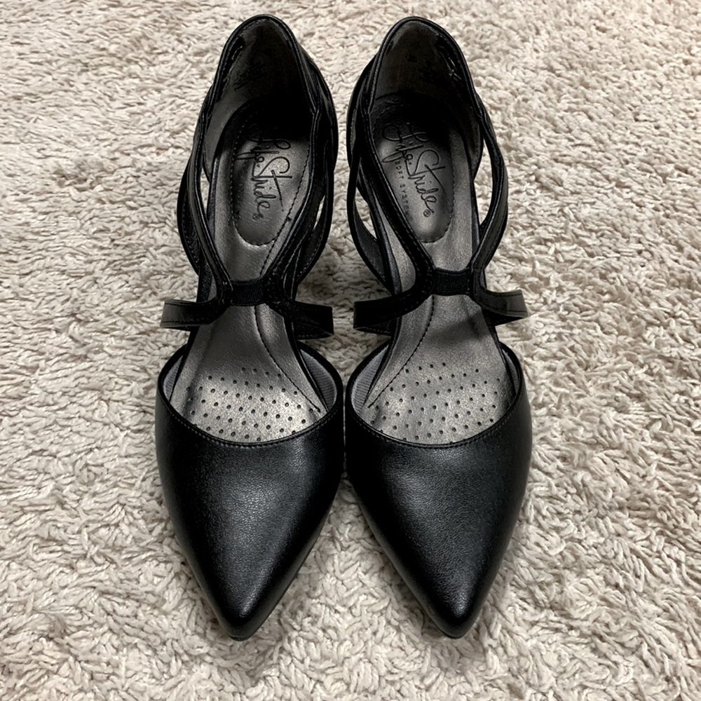 Life Stride seamless strappy black pumps size 5